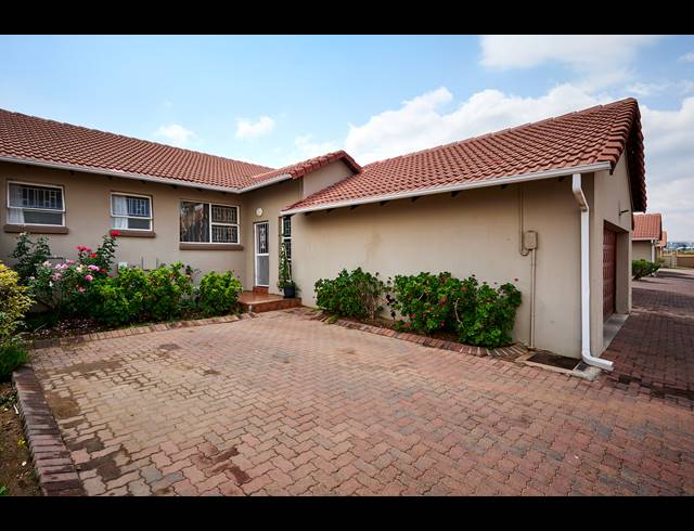 3 BEDROOM SIMPLEX SOLD IN HALFWAY GARDENS